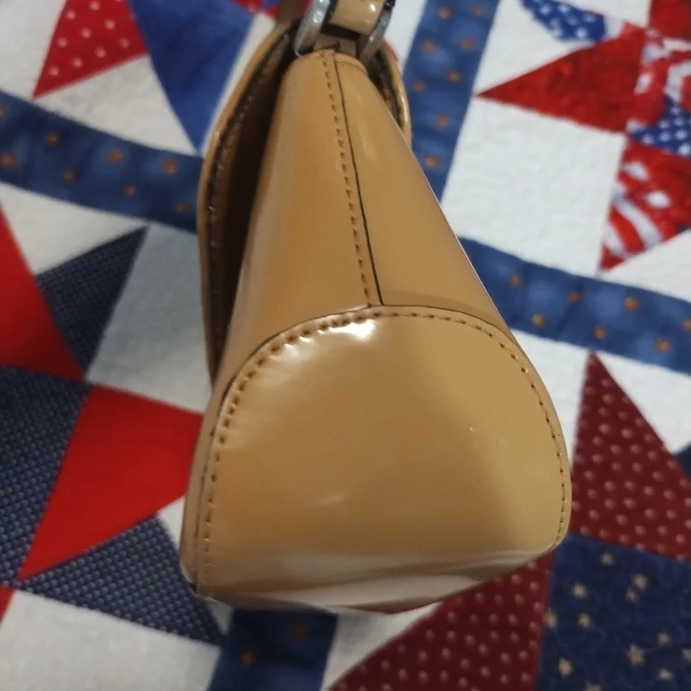 Elegant Tan Leather Shoulder Bag